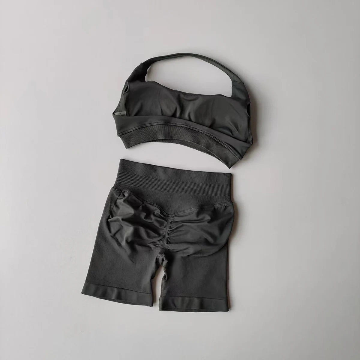 2-Piece Women’s Seamless Yoga Set – Sports Bra & Shorts