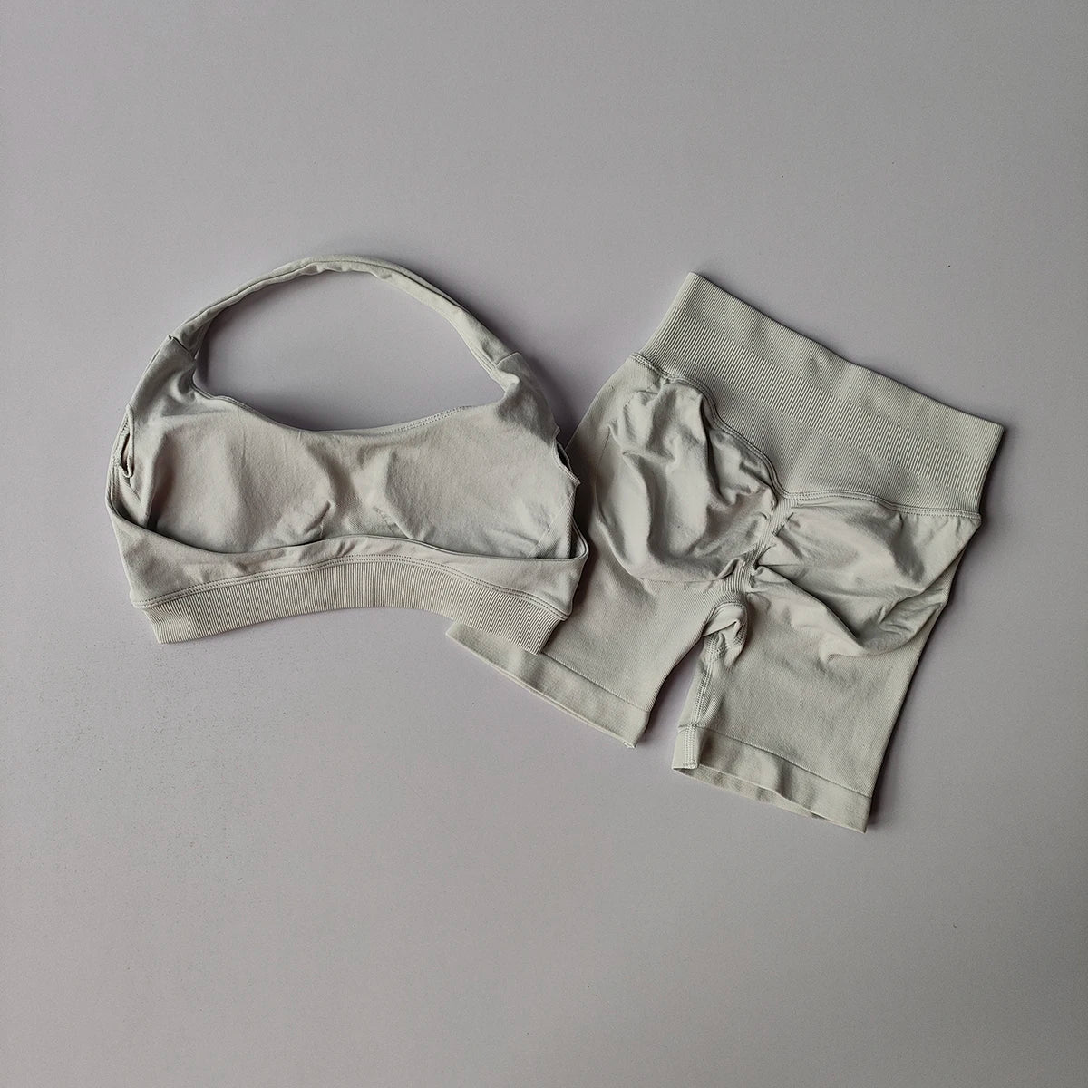 2-Piece Women’s Seamless Yoga Set – Sports Bra & Shorts